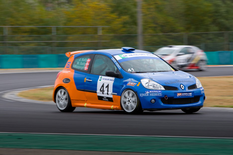 Øverst ses konkurrenternes udsigt, for den rappe Clio racer har fundet sig rigtigt godt til rette på Hungaroring.
